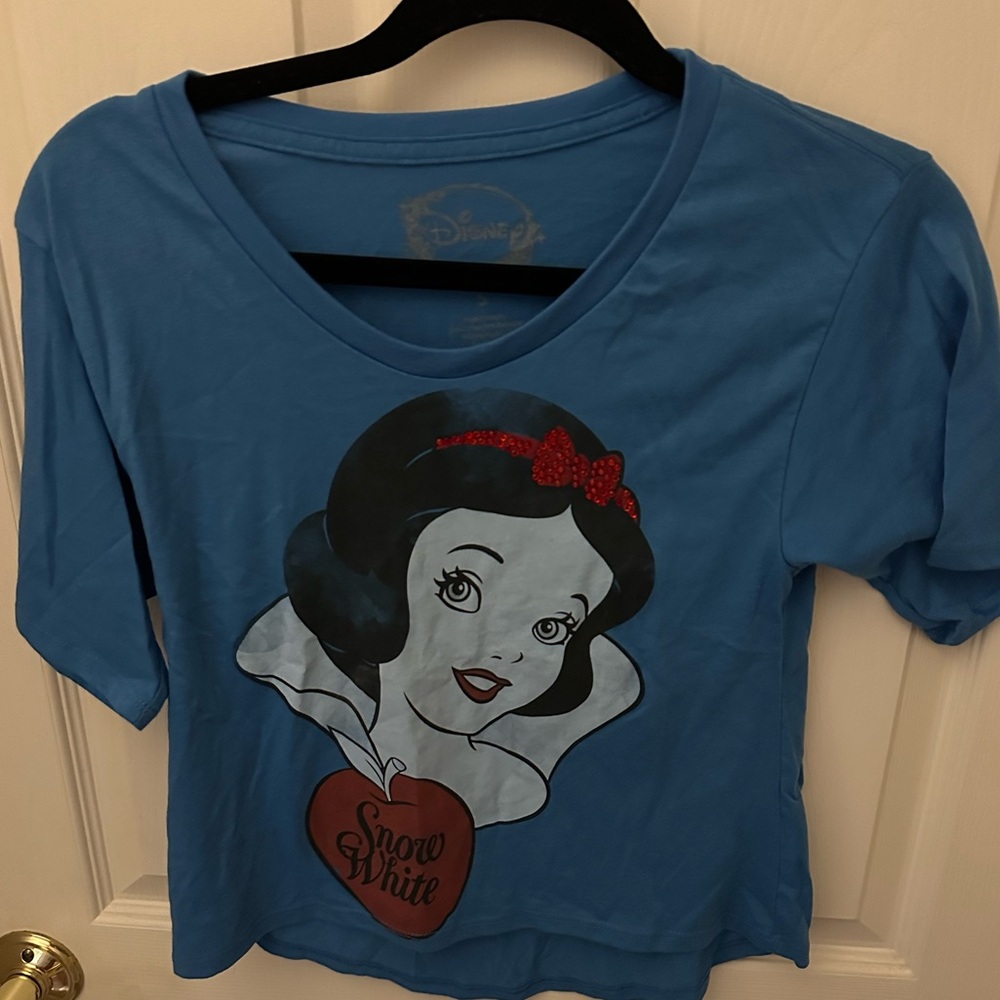 Disney Snow White Graphic Tee size small